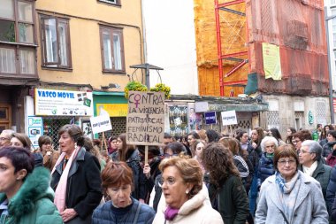 VITORIA, İspanya - 08 Mart 2020: Uluslararası Kadınlar Günü protestosu. İspanya Vitoria 'da eşitlik ve kadın hakları için mücadele 8 Mart 2020' de.