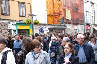VITORIA, İspanya - 08 Mart 2020: Uluslararası Kadınlar Günü protestosu. İspanya Vitoria 'da eşitlik ve kadın hakları için mücadele 8 Mart 2020' de.