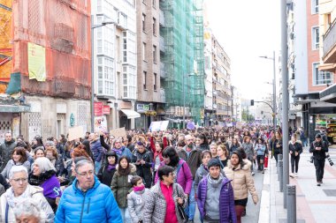 VITORIA, İspanya - 08 Mart 2020: Uluslararası Kadınlar Günü protestosu. İspanya Vitoria 'da eşitlik ve kadın hakları için mücadele 8 Mart 2020' de.
