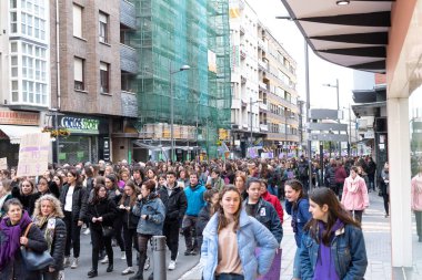 VITORIA, İspanya - 08 Mart 2020: Uluslararası Kadınlar Günü protestosu. İspanya Vitoria 'da eşitlik ve kadın hakları için mücadele 8 Mart 2020' de.