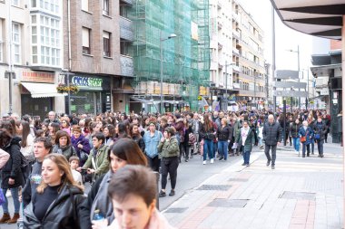 VITORIA, İspanya - 08 Mart 2020: Uluslararası Kadınlar Günü protestosu. İspanya Vitoria 'da eşitlik ve kadın hakları için mücadele 8 Mart 2020' de.
