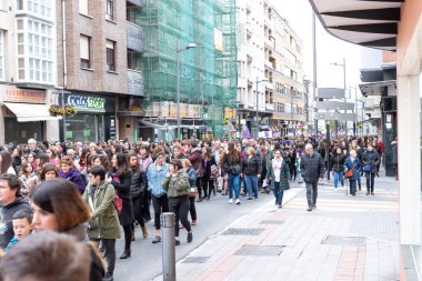 VITORIA, İspanya - 08 Mart 2020: Uluslararası Kadınlar Günü protestosu. İspanya Vitoria 'da eşitlik ve kadın hakları için mücadele 8 Mart 2020' de.