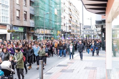 VITORIA, İspanya - 08 Mart 2020: Uluslararası Kadınlar Günü protestosu. İspanya Vitoria 'da eşitlik ve kadın hakları için mücadele 8 Mart 2020' de.