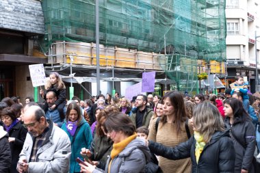 VITORIA, İspanya - 08 Mart 2020: Uluslararası Kadınlar Günü protestosu. İspanya Vitoria 'da eşitlik ve kadın hakları için mücadele 8 Mart 2020' de.