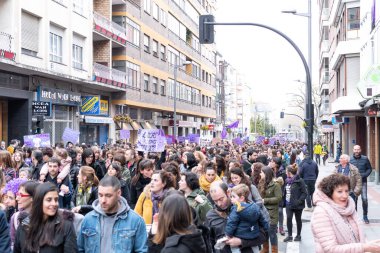 VITORIA, İspanya - 08 Mart 2020: Uluslararası Kadınlar Günü protestosu. İspanya Vitoria 'da eşitlik ve kadın hakları için mücadele 8 Mart 2020' de.