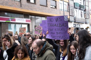 VITORIA, İspanya - 08 Mart 2020: Uluslararası Kadınlar Günü protestosu. İspanya Vitoria 'da eşitlik ve kadın hakları için mücadele 8 Mart 2020' de.
