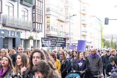 VITORIA, İspanya - 08 Mart 2020: Uluslararası Kadınlar Günü protestosu. İspanya Vitoria 'da eşitlik ve kadın hakları için mücadele 8 Mart 2020' de.