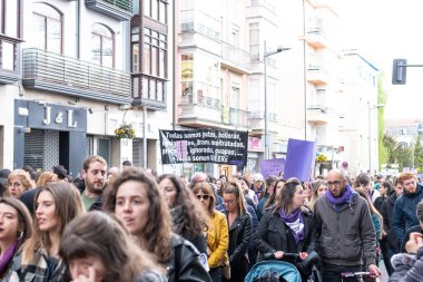 VITORIA, İspanya - 08 Mart 2020: Uluslararası Kadınlar Günü protestosu. İspanya Vitoria 'da eşitlik ve kadın hakları için mücadele 8 Mart 2020' de.