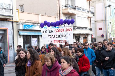 VITORIA, İspanya - 08 Mart 2020: Uluslararası Kadınlar Günü protestosu. İspanya Vitoria 'da eşitlik ve kadın hakları için mücadele 8 Mart 2020' de.