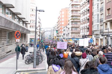 VITORIA, İspanya - 08 Mart 2020: Uluslararası Kadınlar Günü protestosu. İspanya Vitoria 'da eşitlik ve kadın hakları için mücadele 8 Mart 2020' de.
