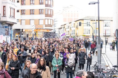 VITORIA, İspanya - 08 Mart 2020: Uluslararası Kadınlar Günü protestosu. İspanya Vitoria 'da eşitlik ve kadın hakları için mücadele 8 Mart 2020' de.