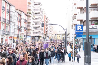 VITORIA, İspanya - 08 Mart 2020: Uluslararası Kadınlar Günü protestosu. İspanya Vitoria 'da eşitlik ve kadın hakları için mücadele 8 Mart 2020' de.