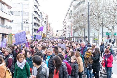 VITORIA, İspanya - 08 Mart 2020: Uluslararası Kadınlar Günü protestosu. İspanya Vitoria 'da eşitlik ve kadın hakları için mücadele 8 Mart 2020' de.