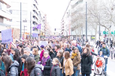 VITORIA, İspanya - 08 Mart 2020: Uluslararası Kadınlar Günü protestosu. İspanya Vitoria 'da eşitlik ve kadın hakları için mücadele 8 Mart 2020' de.