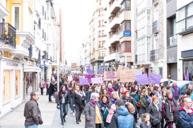 VITORIA, İspanya - 08 Mart 2020: Uluslararası Kadınlar Günü protestosu. İspanya Vitoria 'da eşitlik ve kadın hakları için mücadele 8 Mart 2020' de.