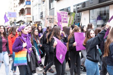 VITORIA, İspanya - 08 Mart 2020: Uluslararası Kadınlar Günü protestosu. İspanya Vitoria 'da eşitlik ve kadın hakları için mücadele 8 Mart 2020' de.