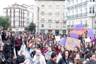 VITORIA, İspanya - 08 Mart 2020: Uluslararası Kadınlar Günü protestosu. İspanya Vitoria 'da eşitlik ve kadın hakları için mücadele 8 Mart 2020' de.