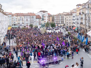 VITORIA, İspanya - 08 Mart 2020: Uluslararası Kadınlar Günü protestosu. İspanya Vitoria 'da eşitlik ve kadın hakları için mücadele 8 Mart 2020' de.
