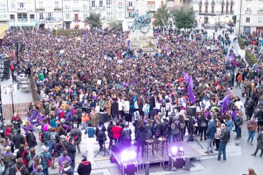 VITORIA, İspanya - 08 Mart 2020: Uluslararası Kadınlar Günü protestosu. İspanya Vitoria 'da eşitlik ve kadın hakları için mücadele 8 Mart 2020' de.