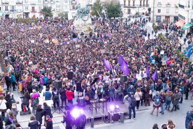 VITORIA, İspanya - 08 Mart 2020: Uluslararası Kadınlar Günü protestosu. İspanya Vitoria 'da eşitlik ve kadın hakları için mücadele 8 Mart 2020' de.