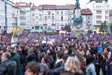 VITORIA, İspanya - 08 Mart 2020: Uluslararası Kadınlar Günü protestosu. İspanya Vitoria 'da eşitlik ve kadın hakları için mücadele 8 Mart 2020' de.