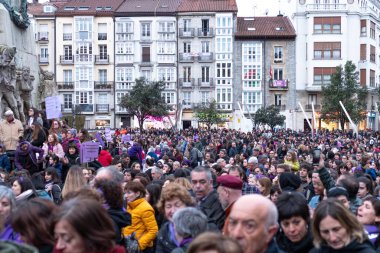 VITORIA, İspanya - 08 Mart 2020: Uluslararası Kadınlar Günü protestosu. İspanya Vitoria 'da eşitlik ve kadın hakları için mücadele 8 Mart 2020' de.