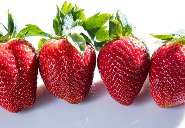 Detail Photo Four Very Red Strawberries Green Leaves White Methacrylate Imagem De Stock