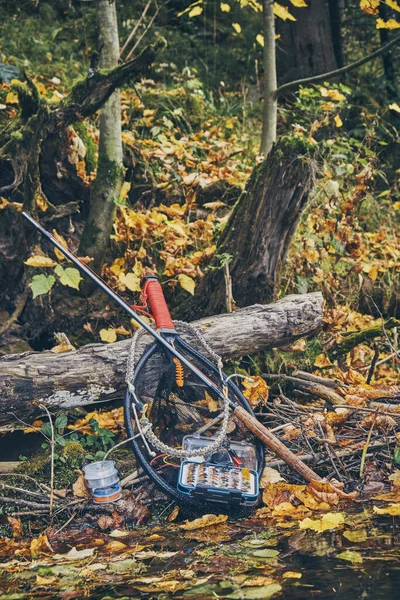 Fly Rod Και Πετάξει Κουτί Στην Όχθη Του Ποταμού — Φωτογραφία Αρχείου