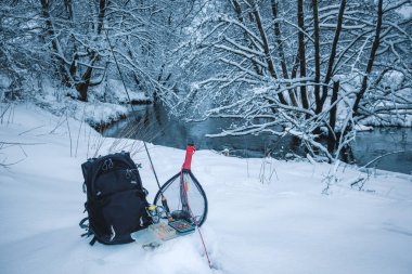 Kış nehrinde balık tutmak. Kış dönüşü.