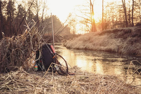 Attrezzi Pesca Zaino Sul Lato Del Torrente — Foto Stock