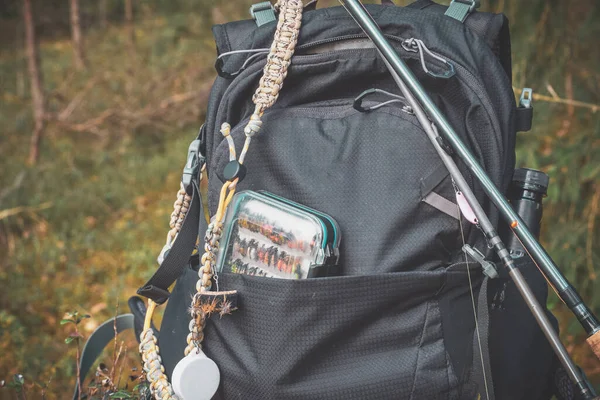 Angelausrüstung Und Rucksack Auf Der Bachseite — Stockfoto