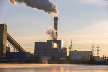 Bir doğalgaz ve kömür santralinin hava kirliliği. Atmosfere zararlı maddelerin salınımı. Geleneksel hidrokarbon enerjisi. Elektrik ve ısı üretimi. Ekolojik kavram.