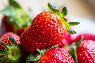 Olgun taze kırmızı çilekler yakın plan. Hasat. Meyve ve meyve suyu. Sağlıklı yiyecekler mevsimlik vitaminler. Diyet tatlı. Lezzetli yemek..