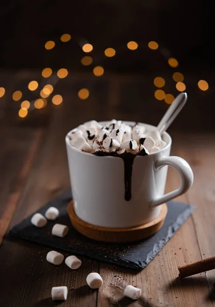 Forró Csokoládé Mályvacukorral Fahéjjal Egy Fehér Bögrében Egy Asztalon Makró — Stock Fotó