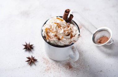 Sütlü sütlü sütlü kahve ve beyaz bir masada tarçınlı kahve. Makro görünüm ve kopyalama alanı