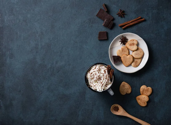 Ceașcă Cafea Cremă Chipsuri Ciocolată Masă Întunecată Prăjituri Casă Ciocolată — Fotografie, imagine de stoc