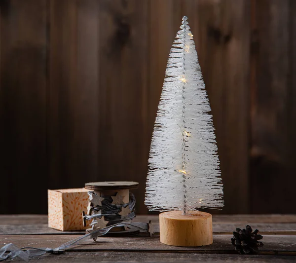 Sapin Jouet Noël Blanc Sur Support Bois Avec Ruban Artisanal — Photo