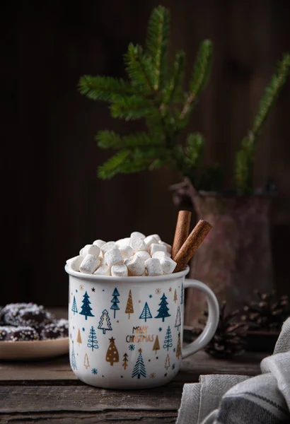 Noel kase kakao ve tarçınlı marshmallow. Kurabiye ve köknar ile birlikte eski kahverengi bir ahşap masada. Yeni yıl havası. Ön görünüm 
