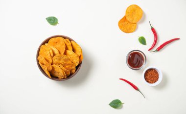 Meksika cipsleri, acı biber, baharat ve ızgara soslu sarı arka plan. Üst görünüm 