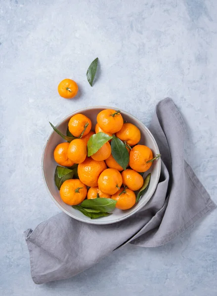 Mandarinas Dulces Jugosas Tazón Gris Sobre Fondo Azul Vista Superior — Foto de Stock