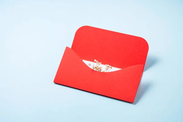 Enveloppe Rouge Avec Lettre Blanche Fleurs Sur Fond Bleu Concept — Photo