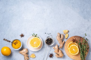 Bağışıklık güçlendirici ilaç. Mavi arka planda zerdeçal, kekik, limon ve yıldız anason karışımı antivirüs içerikleriyle yatıyordu. Üst görünüm, alanı kopyala
