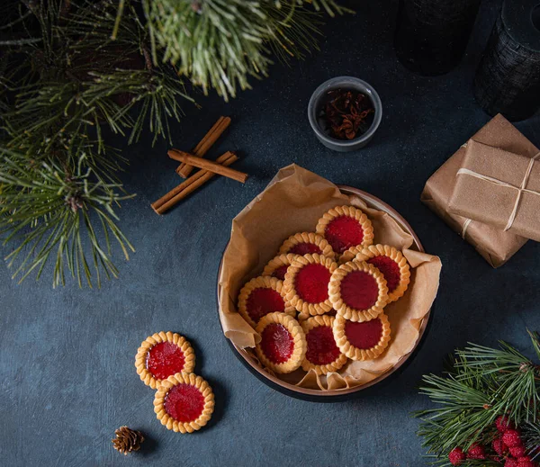 Biscoitos Caseiros Com Engarrafamento Fruto Boliche Uma Mesa Azul Escura — Fotografia de Stock