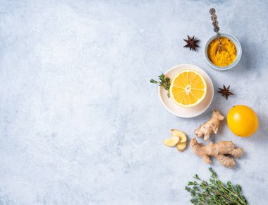 Ayurvedik bir içecek için gereken malzemelerden yapılmıştı. Zerdeçal tozu, zencefil, kekik, mavi arka planda yıldız anason ve limon. Üst görünüm ve kopyalama alanı