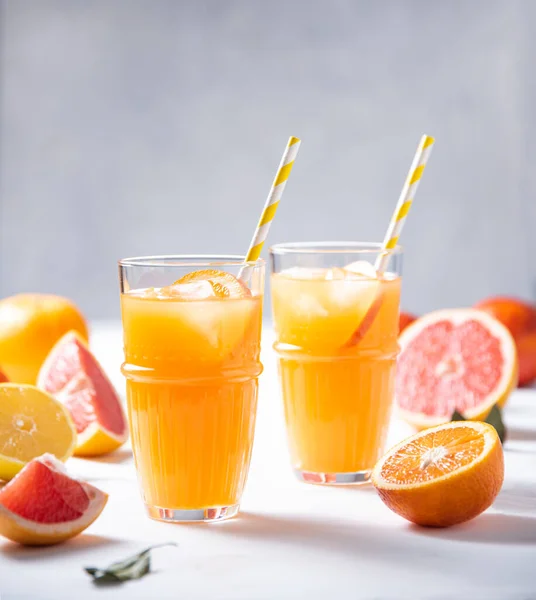 Citrussap Twee Glazen Vers Fruit Mandarijn Sinaasappel Grapefruit Citroen Een — Stockfoto