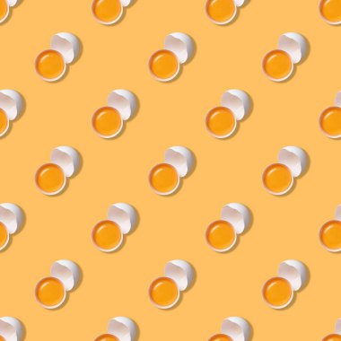 Yaratıcı, pürüzsüz ve sarı arka planda kırılmış tavuk yumurtası. Paskalya konsepti. Üst görünüm