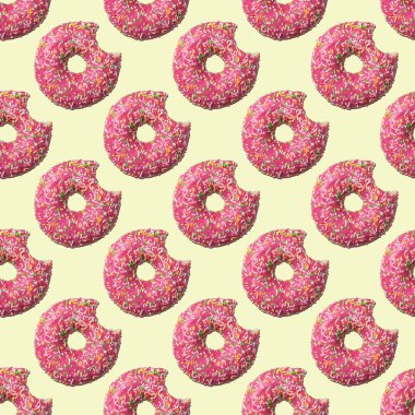 Sarı arka planda pembe, jöleli ve pürüzsüz çörek deseni var. Yemek kavramı. Üst görünüm.