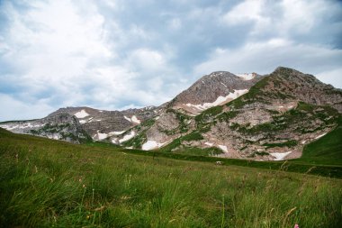 Dağlarda bulutlu bir günde güzel bir yaz manzarası. Rusya, Adygea
