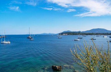 Yaz panoramik deniz manzarası. Yatlı Corfu sahili manzarası. İyon Takımadası. Yunanistan. Avrupa