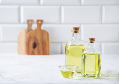 Mutfak masasındaki temiz bir şişede doğal sebze yağı. Sağlıklı beslenme. Ön görünüm ve boşluk kopyala